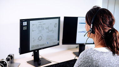 HPR 120S Motor vor grauem Hintergrund